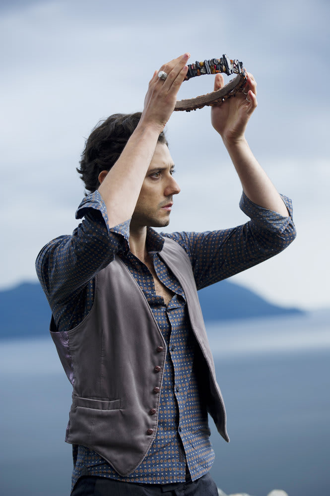 Eliot and his crown - The Magicians Season 2 Episode 1