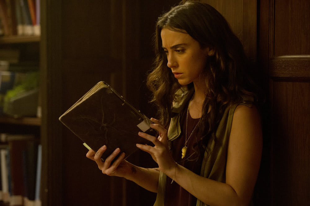 Julia's studying - The Magicians Season 2 Episode 4
