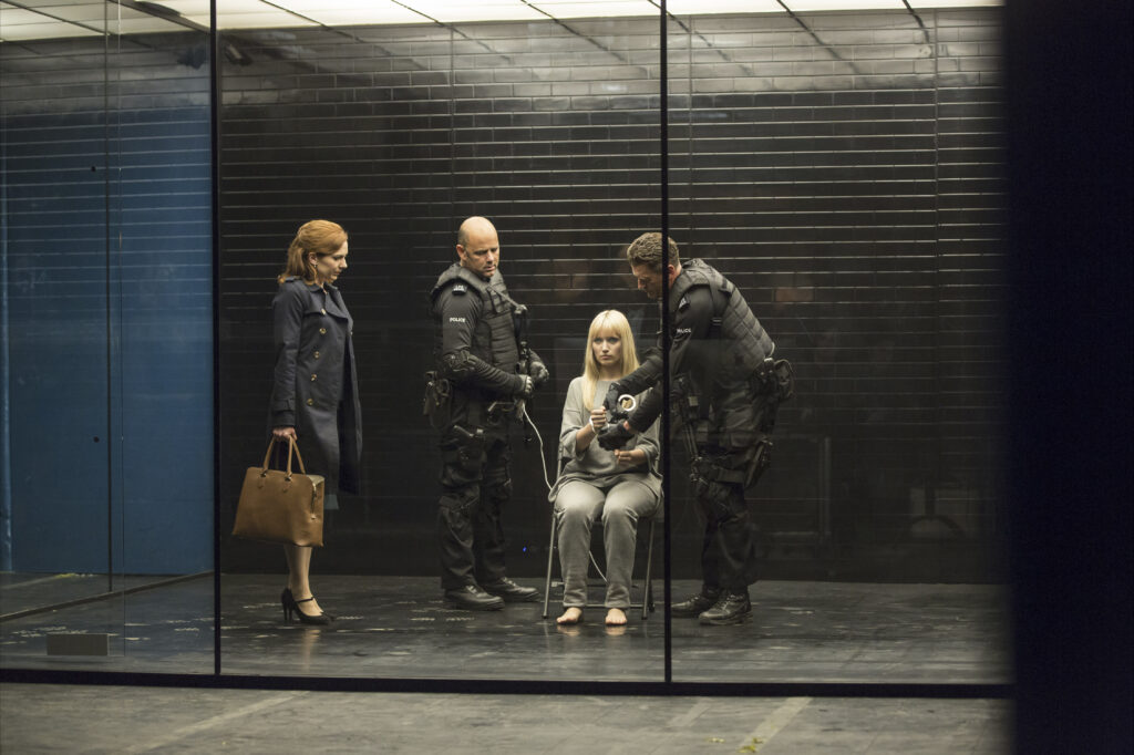 Laura Monitors Niska - Humans Season 2 Episode 3