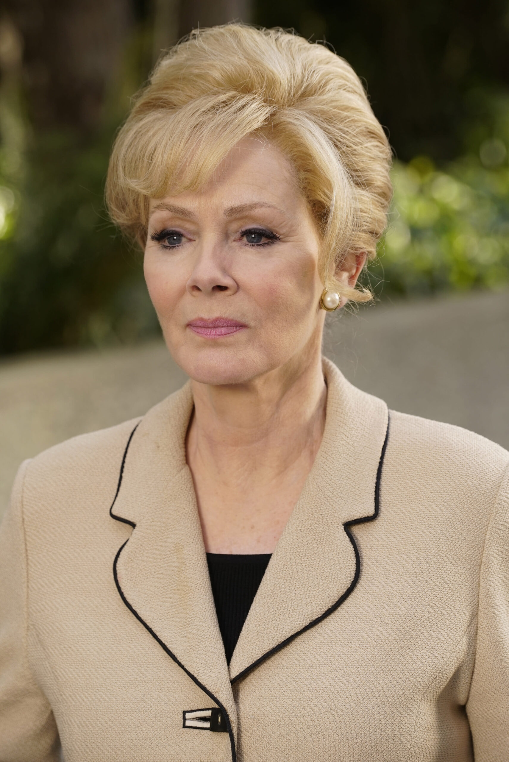 Melanie Bird is On the Case - Legion Season 1 Episode 1