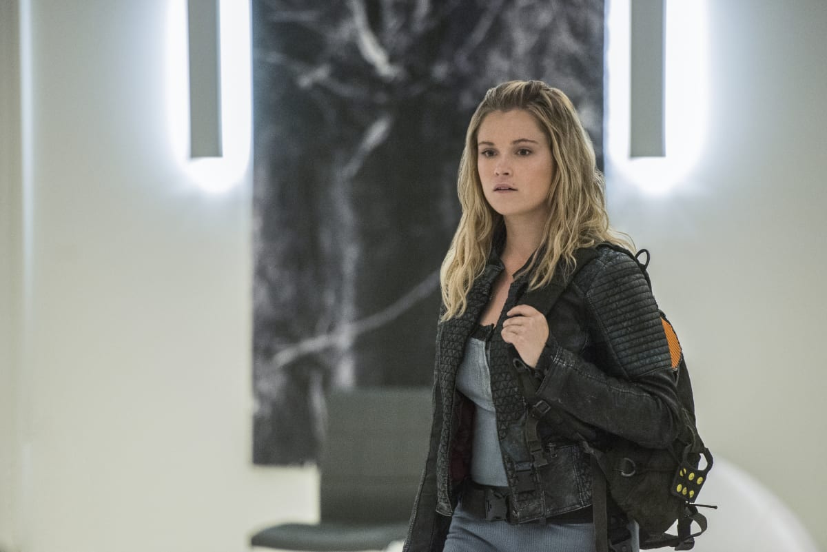 Clarke Arrives at the Lab &ndash; The 100 Season 4 Episode 7
