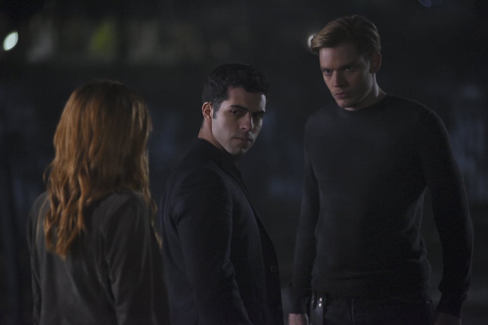 Vampire Surrounded - Shadowhunters Season 2 Episode 10