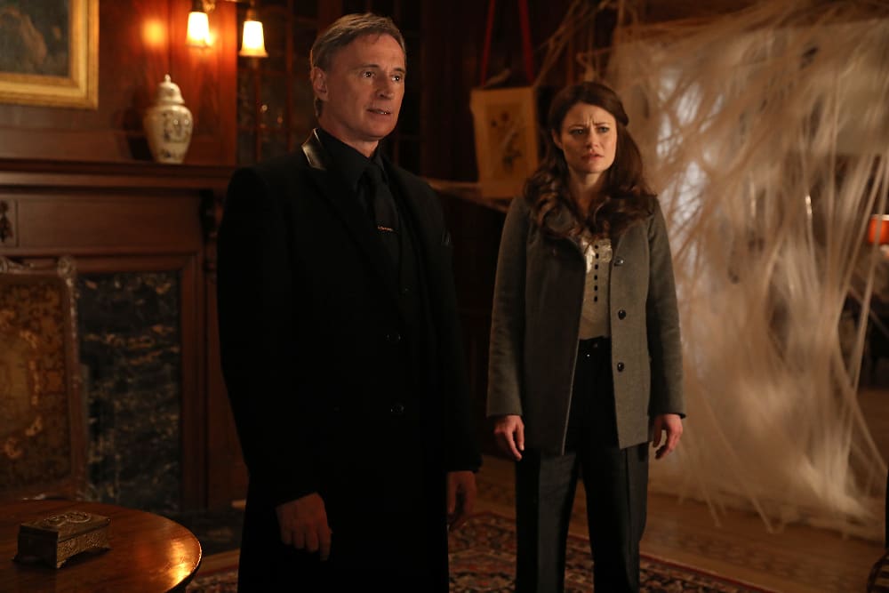 Greeting the Guests - Once Upon a Time Season 6 Episode 16