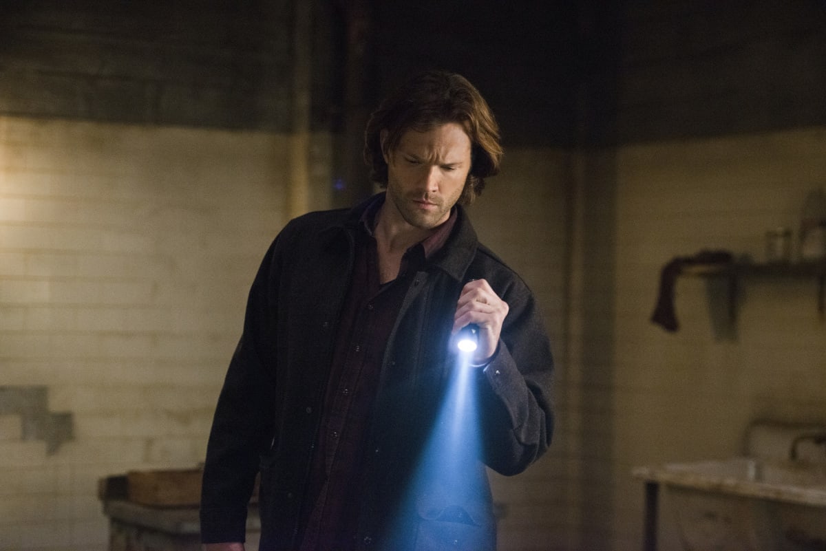 Sam looks for clues - Supernatural Season 12 Episode 18