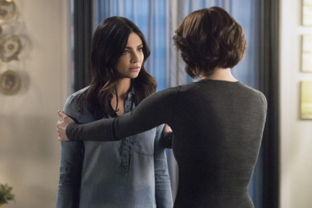 Middle Man - Supergirl Season 2 Episode 19