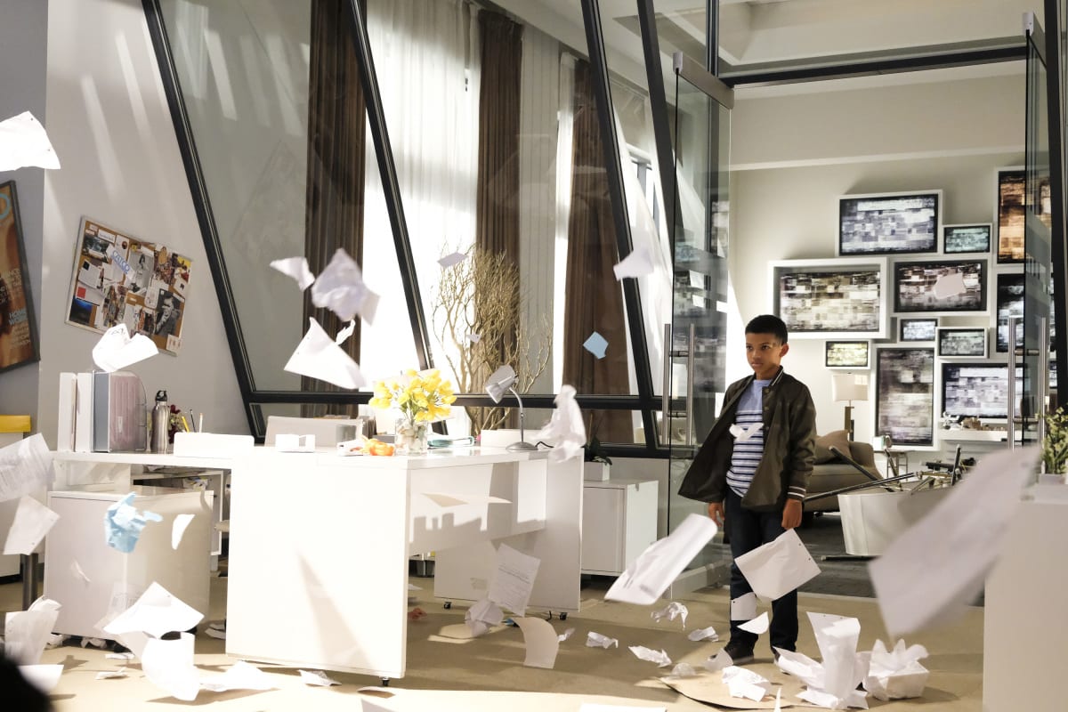 Papers Flying - Supergirl Season 2 Episode 20
