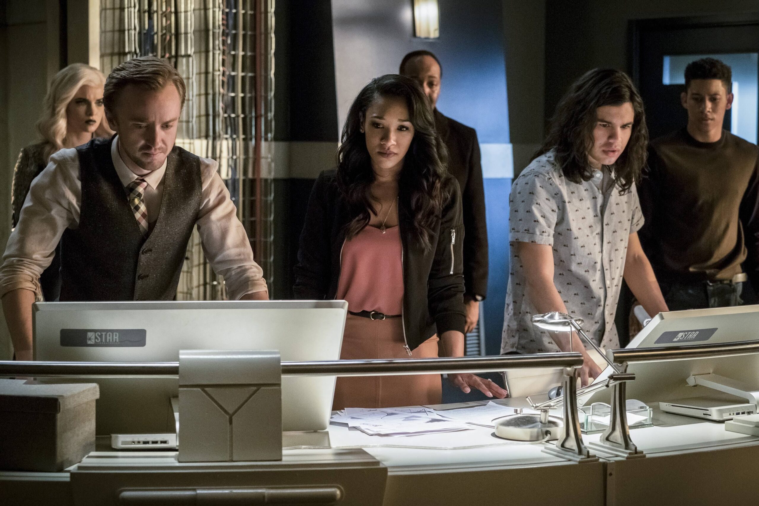 Tense Teamwork - The Flash Season 3 Episode 21