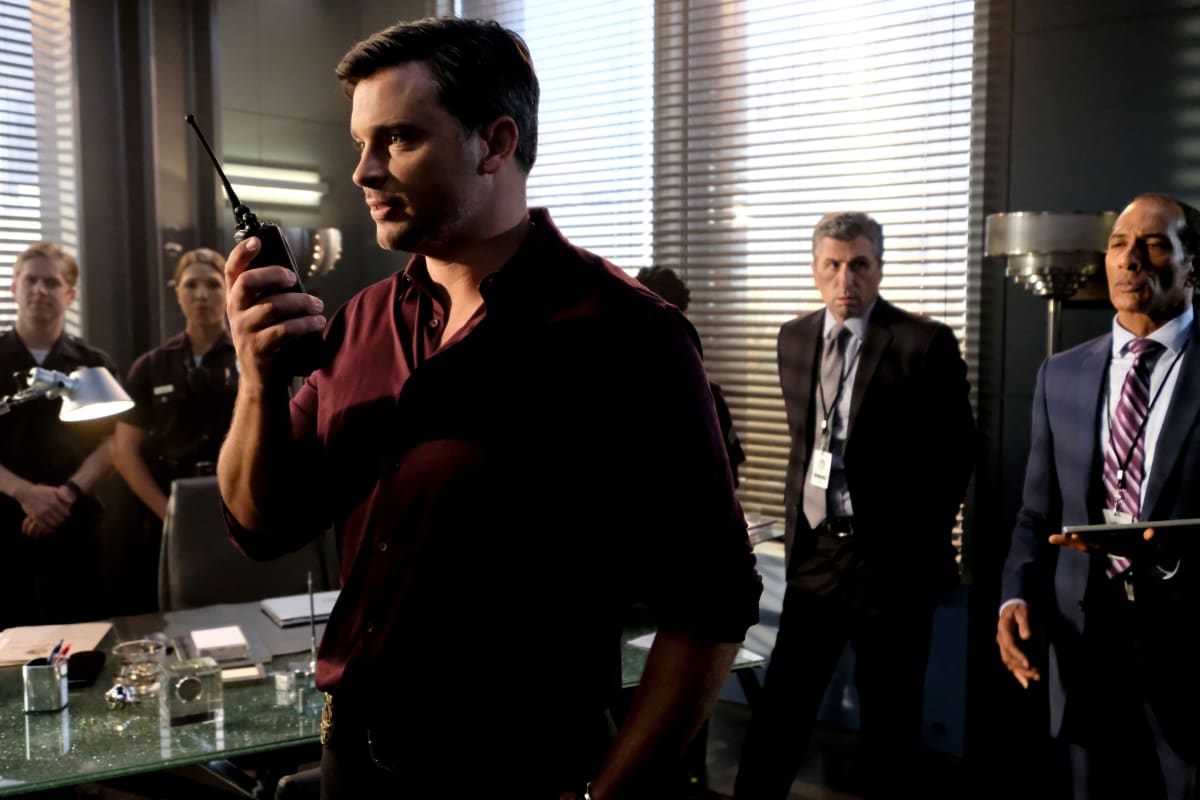 Calling All Units - Lucifer Season 3 Episode 1