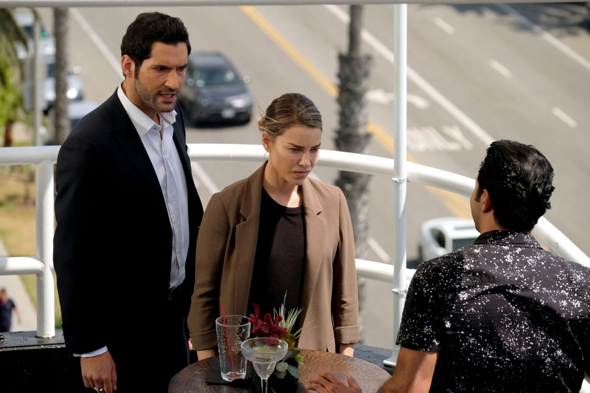 Questioning a Witness - Lucifer Season 3 Episode 1