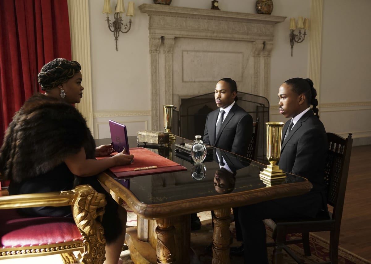 Look Here! - Black Lightning Season 1 Episode 7