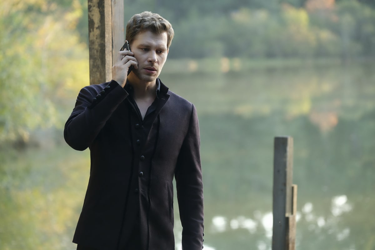 Making Some Calls - The Originals Season 5 Episode 7
