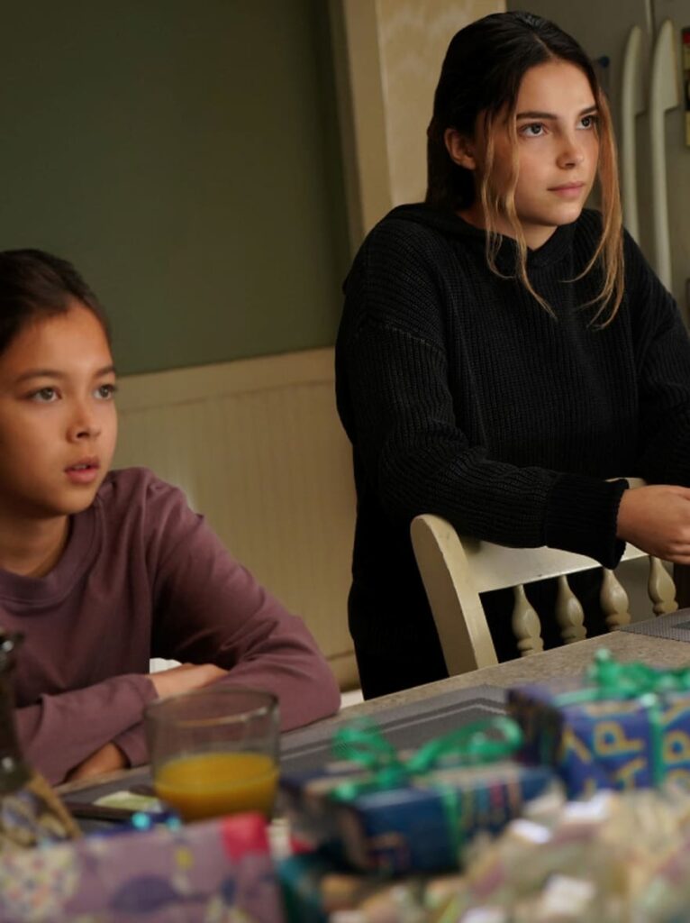 Sisters Helping Their Mom - Superman & Lois Season 2 Episode 6