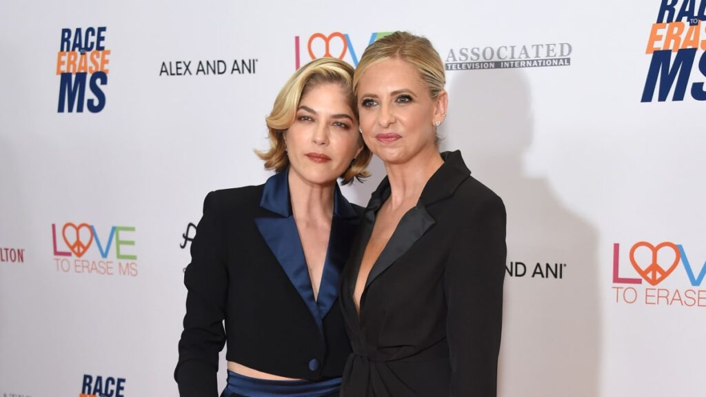 Actress Selma Blair (L) and Sarah Michelle Gellar (R) attend the 26th annual Race to Erase MS Gala 