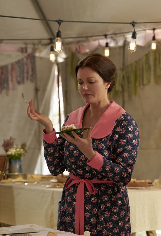 Olivia Tastes a Delectible Dessert