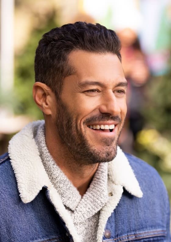 Luke Laughs - A Country Christmas Harmony - Tall