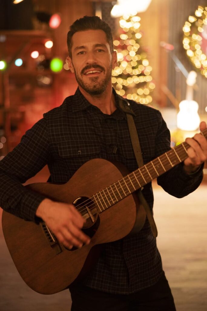 Striking a Chord - A Country Christmas Harmony