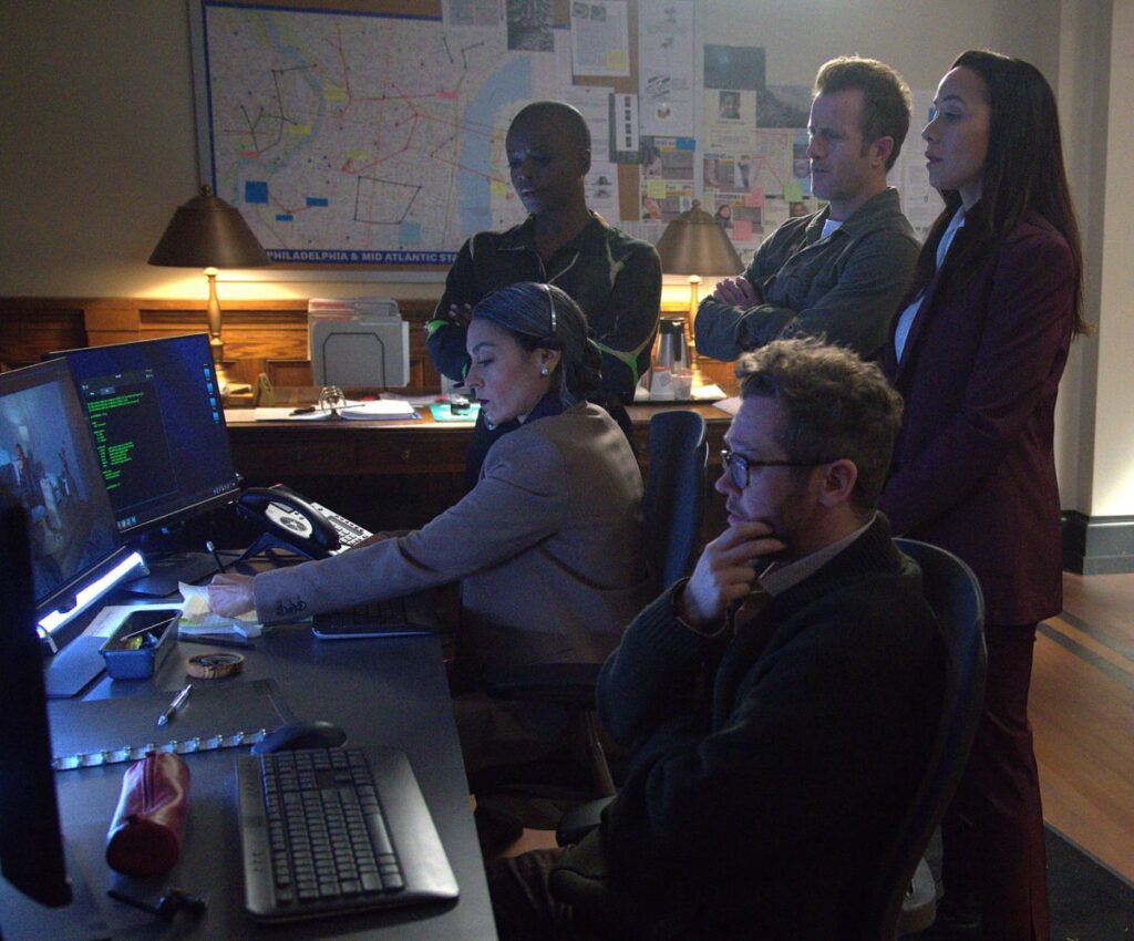 Checking the Footage - Alert: Missing Persons Unit Season 1 Episode 2