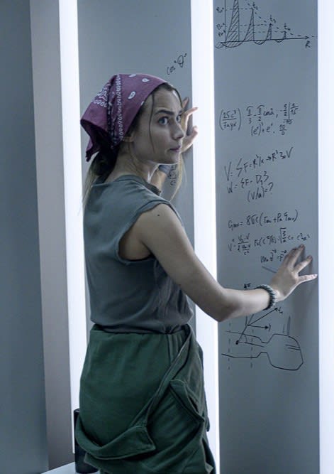 Eva Working - The Ark Season 1 Episode 3
