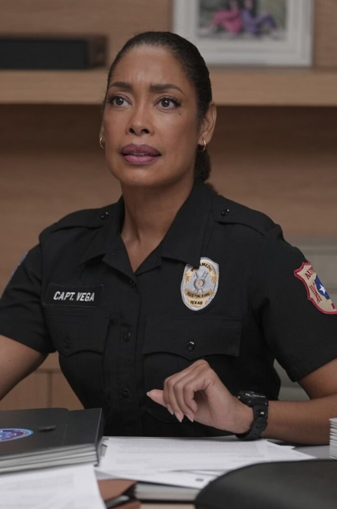(Wo)manning the Desk -tall - 9-1-1: Lone Star Season 4 Episode 4