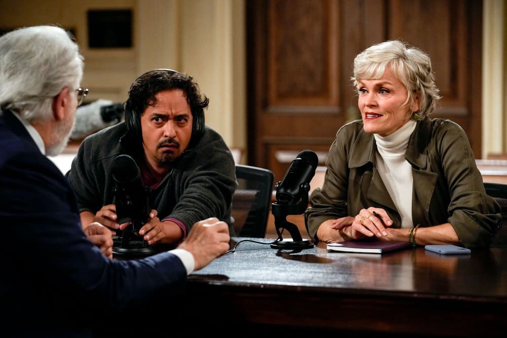 Leaning in for the Scoop - Night Court Season 1 Episode 9