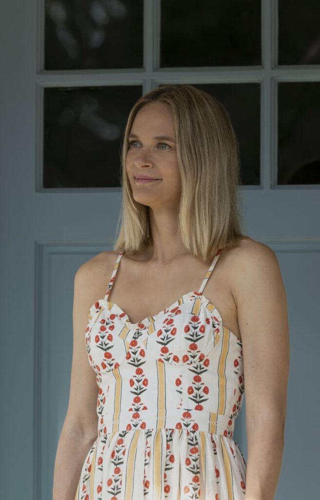 Summer Hostess -tall - The Summer I Turned Pretty