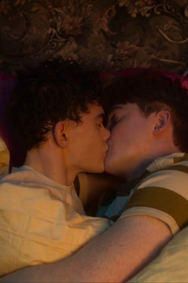 Nick a d Charlie Kiss in Bed - Heartstopper Season 2 Episode 4
