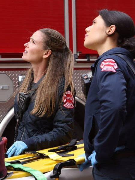 Violet e Novak olham para cima - Chicago Fire, temporada 12, episódio 13