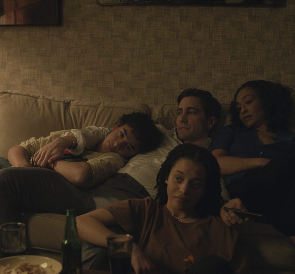 Episódio 1. Jake Gyllenhaal, Ruth Negga, Chase Infiniti e Kingston Rumi Southwick em 