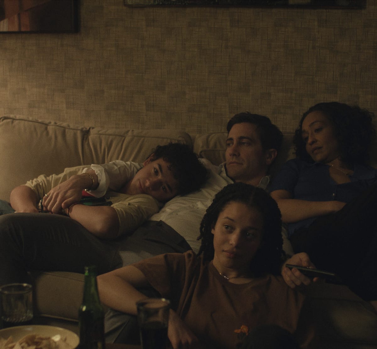 Episódio 1. Jake Gyllenhaal, Ruth Negga, Chase Infiniti e Kingston Rumi Southwick em 