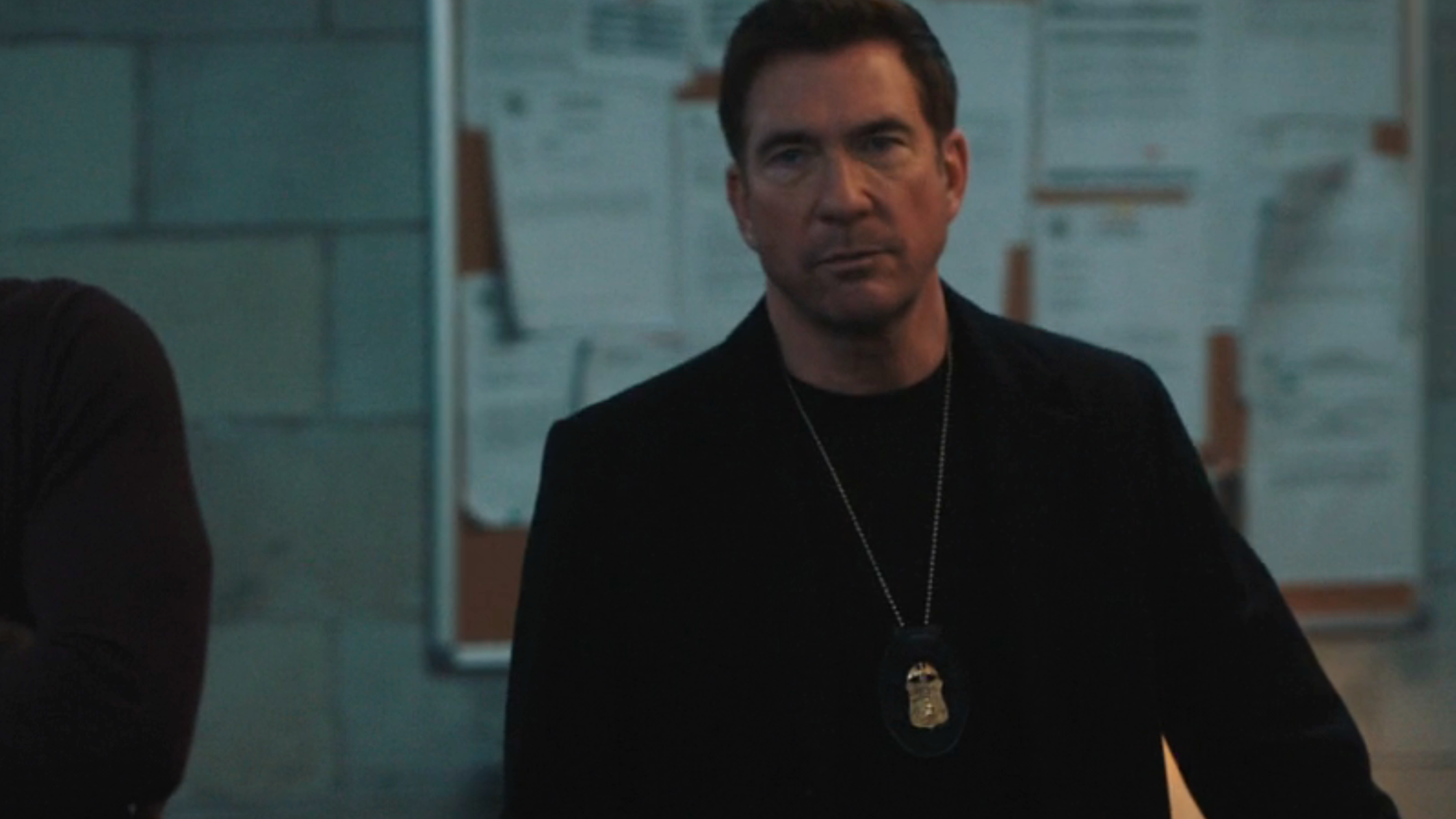 Dylan McDermott stars as Remy Scott, the FBI's most wanted fugitive, who is looking for information on a fugitive.