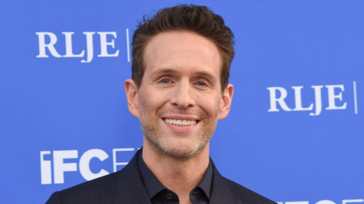 Sirens Adds Kevin Bacon, Glenn Howerton to Its Already-Impressive Cast - TV  Fanatic, image size:1200x675