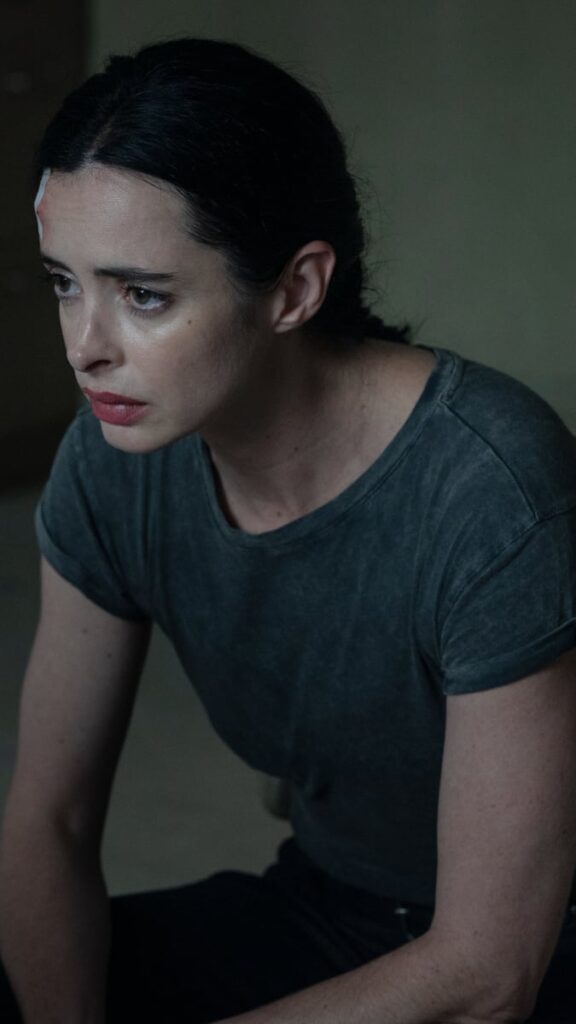 Krysten Ritter 2 as Lucy - S01E02 - Orphan Black: Echoes