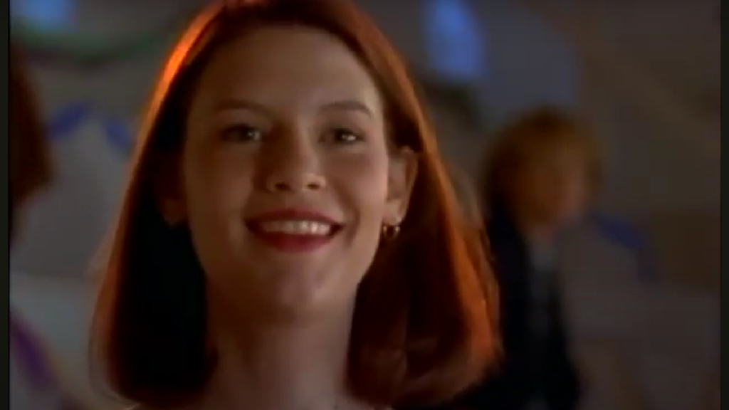 Claire Danes como Angela em My So-Called Life sorrindo com cabelo ruivo