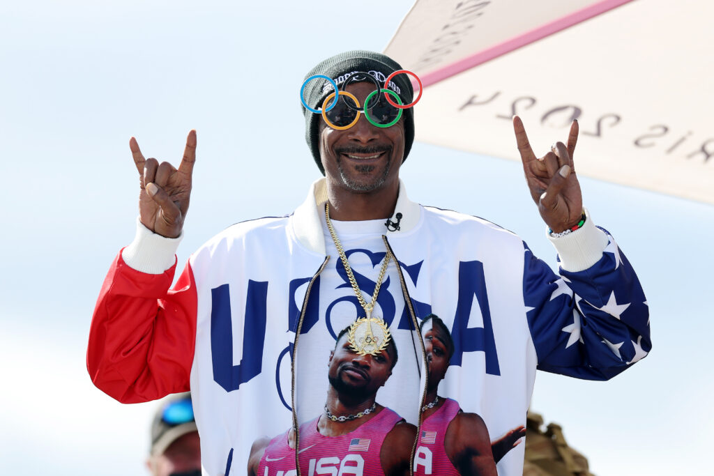 Snoop Dogg asiste a la final del Men's Park el día doce de los Juegos Olímpicos París 2024 en la Place de la Concorde el 7 de agosto de 2024 en París, Francia. 