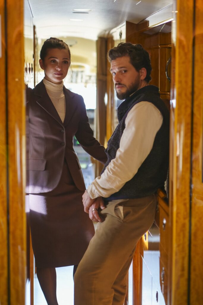 Yasmin e Henry estão flertando em um avião no episódio 3 da terceira temporada de Industry.