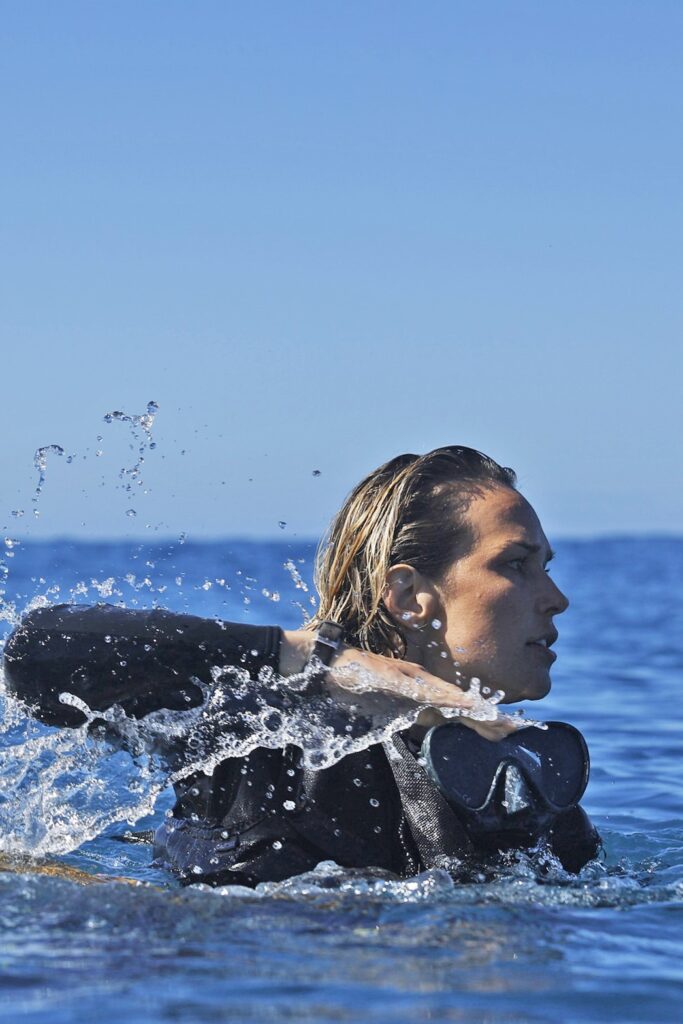 Em had a dramatic rescue on HI-Surf Season 1 Episode 2.