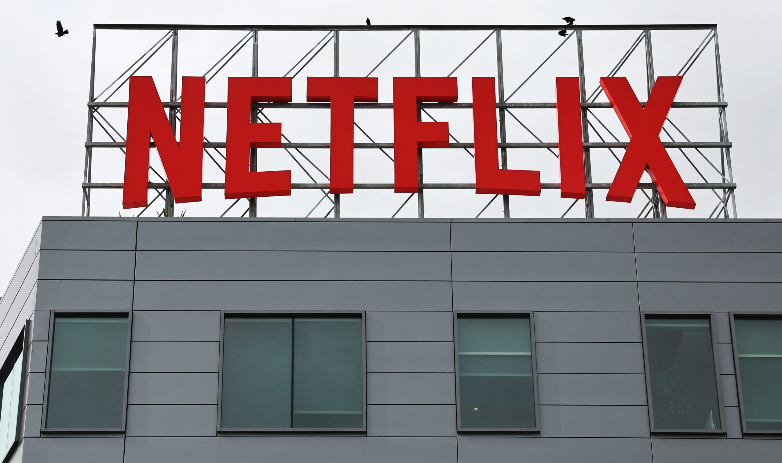 O logotipo da Netflix é exibido acima de seus escritórios corporativos em 24 de janeiro de 2024 em Los Angeles, Califórnia. As ações da Netflix saltaram mais de dez por cento nas negociações de hoje, depois que a empresa anunciou que adicionou mais de 13 milhões de assinantes no quarto trimestre.