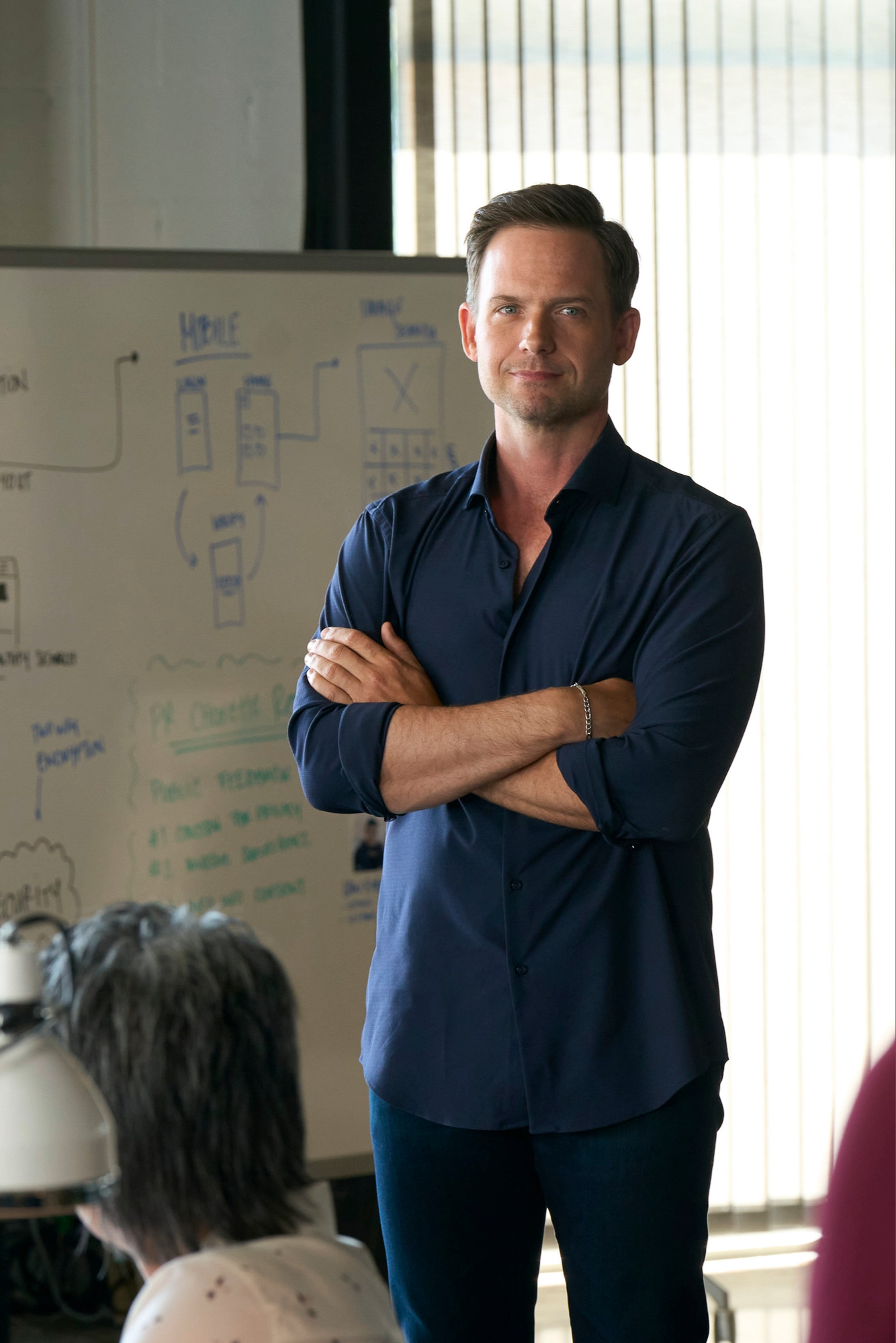 Patrick J Adams estrela como Pete em Acusado S02E03