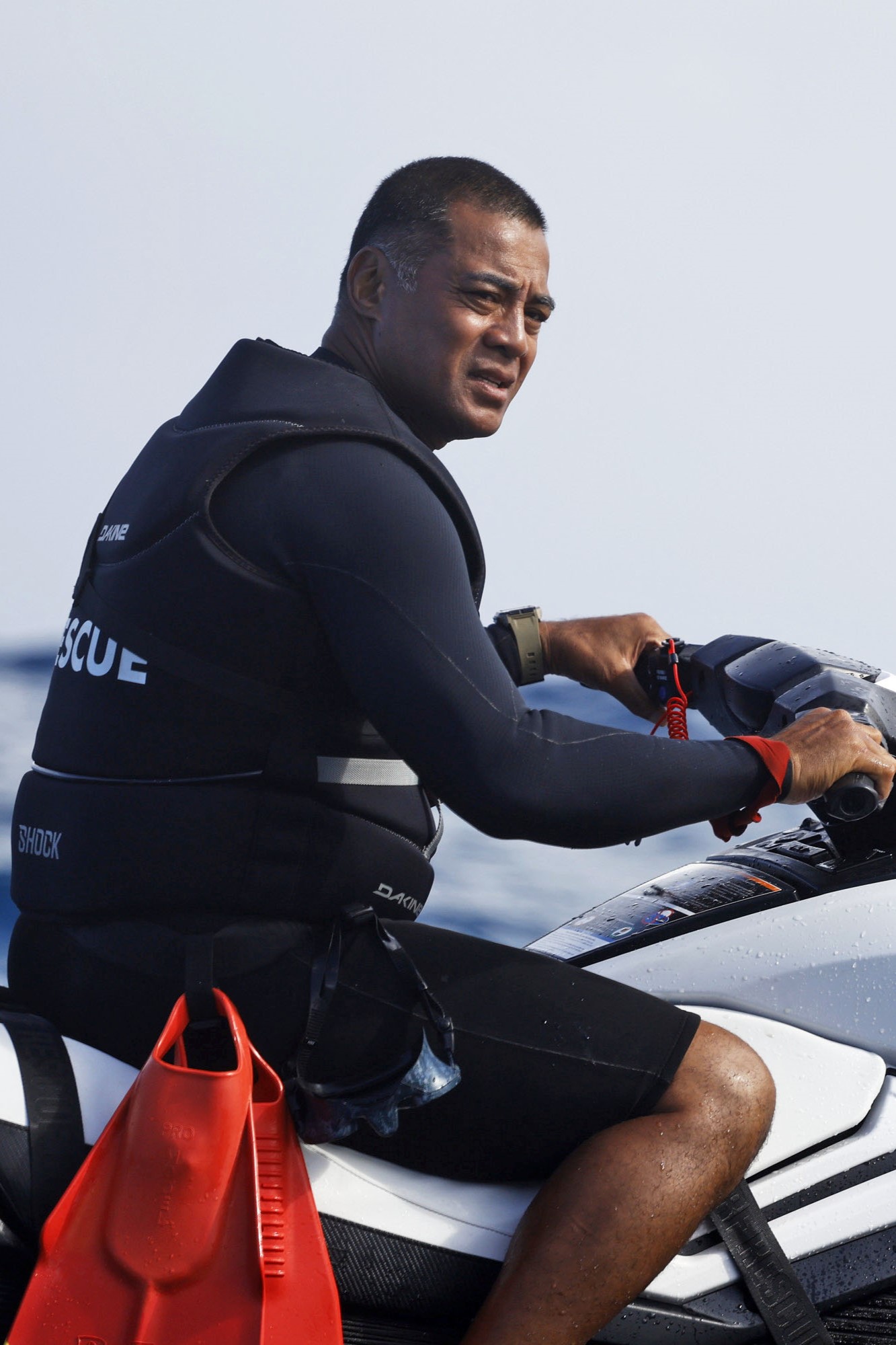 Sonny e a equipe estão na água durante Rescue: HI-Surf Temporada 1, Episódio 5.