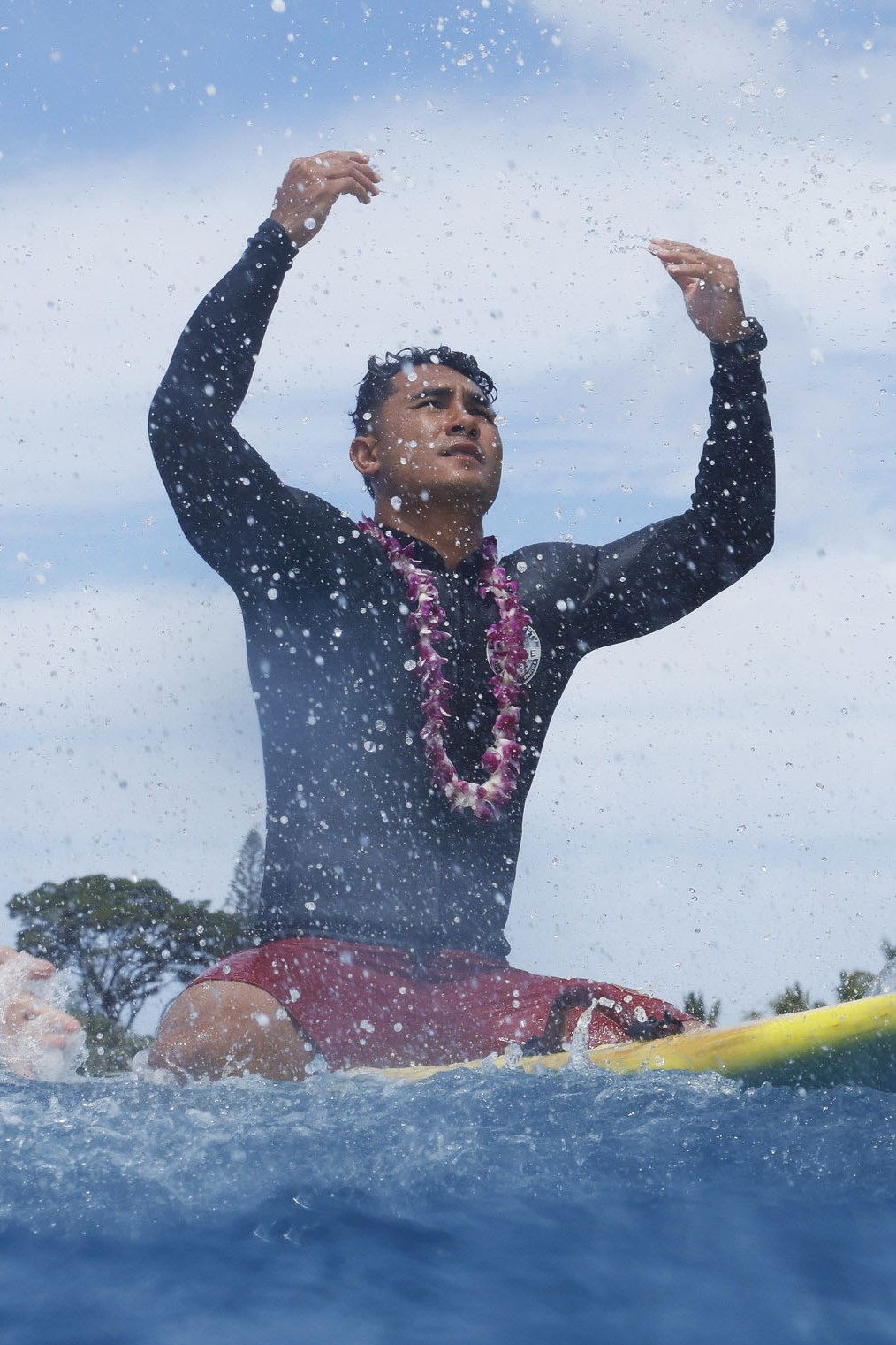 Sonny se prepara para dizer adeus a Rocky durante o episódio 6 da 1ª temporada do Rescue HI-Surf.