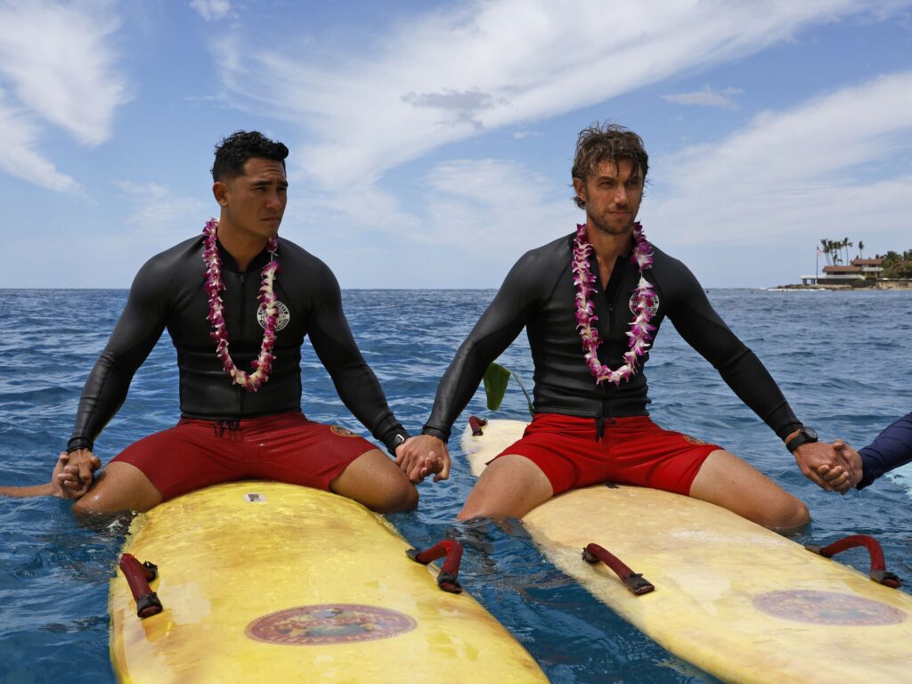 Will e Laka remam para se despedir de Rocky durante o episódio 6 da 1ª temporada do Rescue HI-Surf.