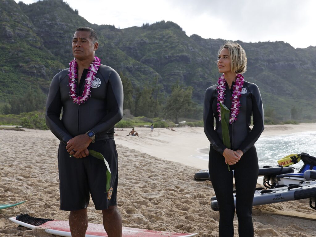 Sonny e Em se preparam para dizer adeus a Rocky durante o episódio 6 da 1ª temporada do Rescue HI-Surf.