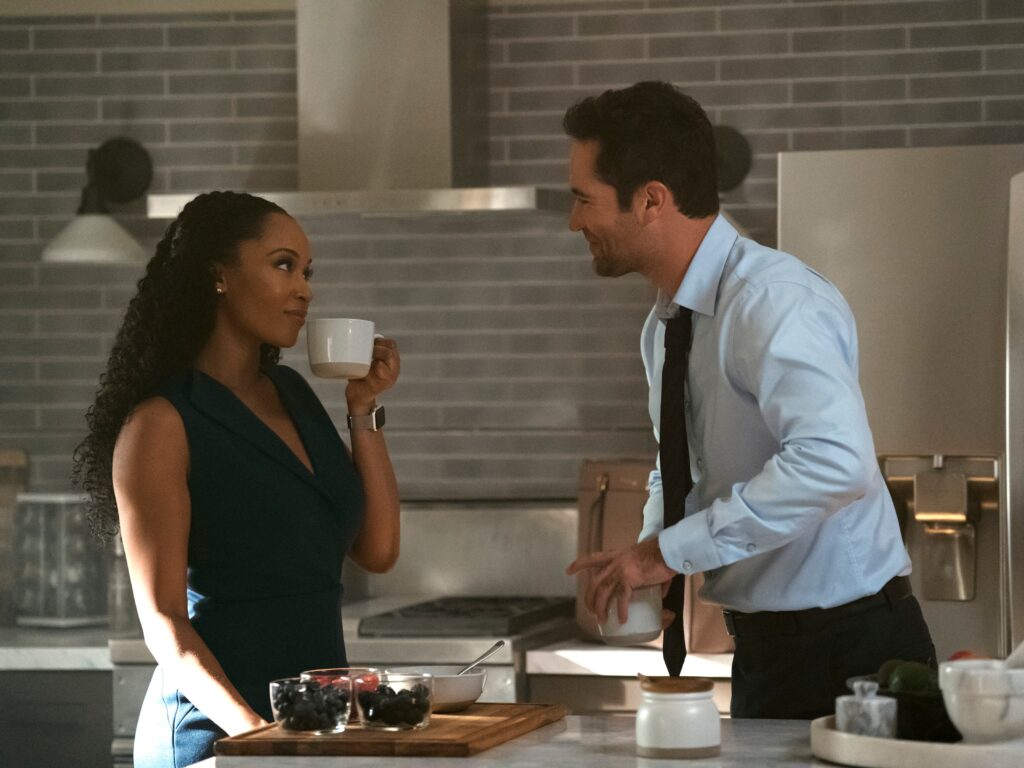 Mickey e Andrea flertam na cozinha durante a terceira temporada de The Lincoln Lawyer.