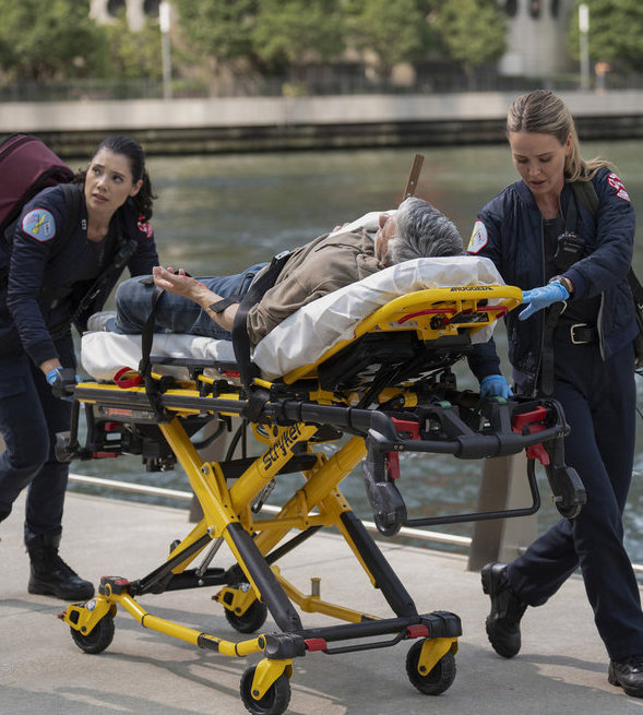 Violet e Lizzie transportam um paciente.