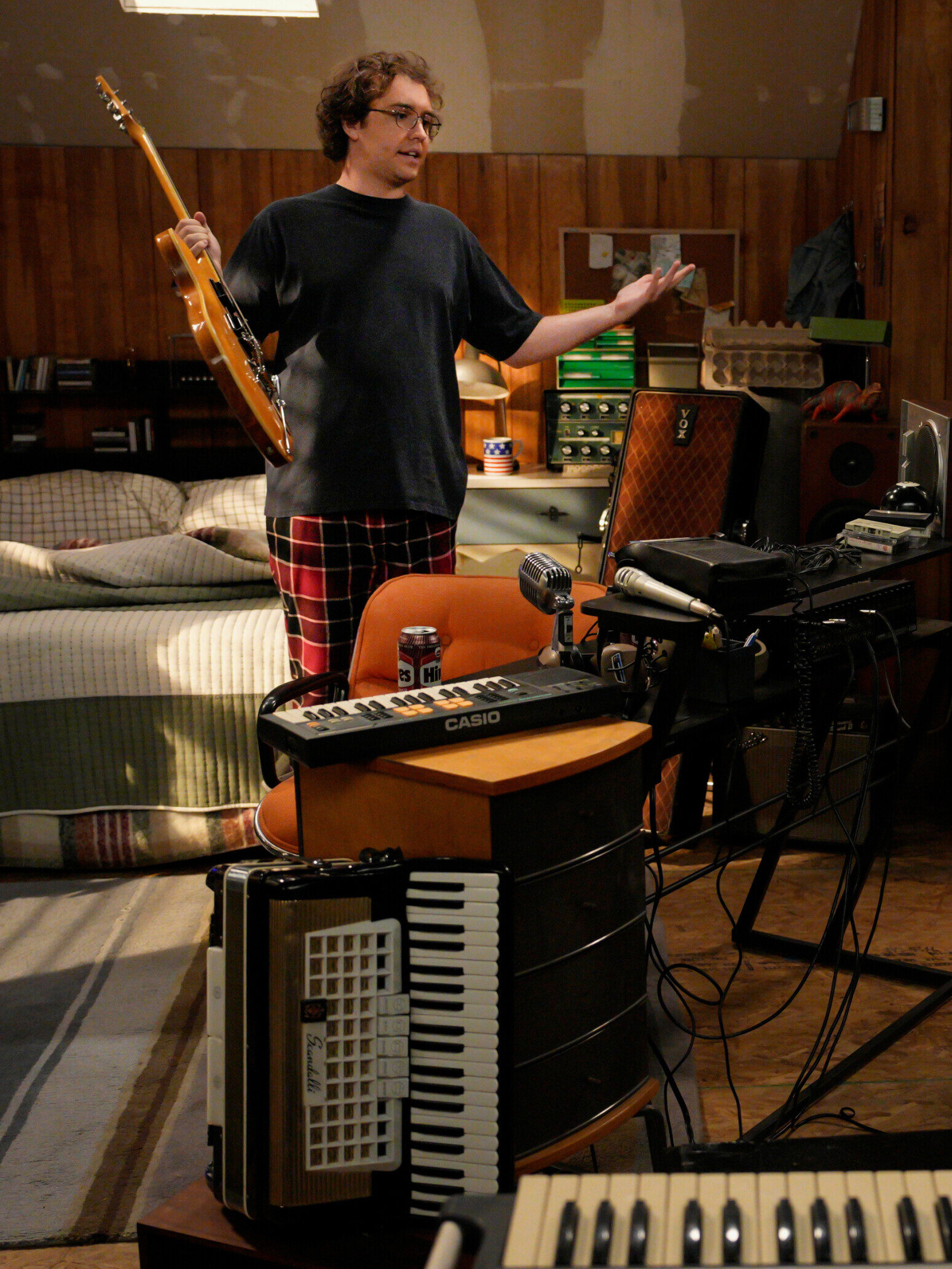 Mandy visits Connor in his garage studio on Georgie & Mandy's First Marriage Season 1 Episode 15