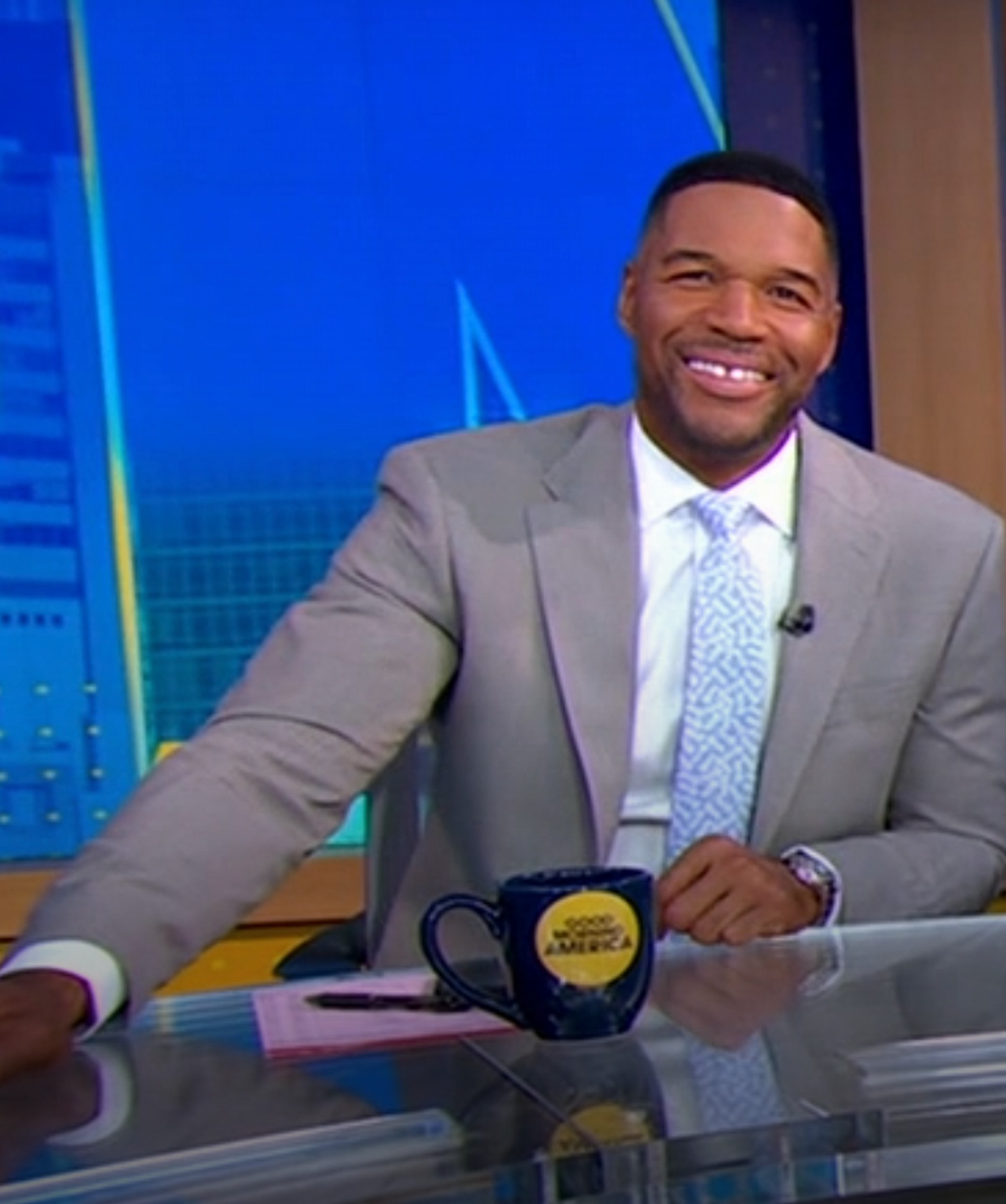 Michael Strahan muncul di Good Morning America Desk pada Mei 2025