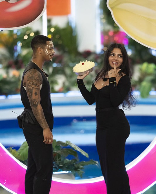 Huda doing a Love Island Season 7 challenge