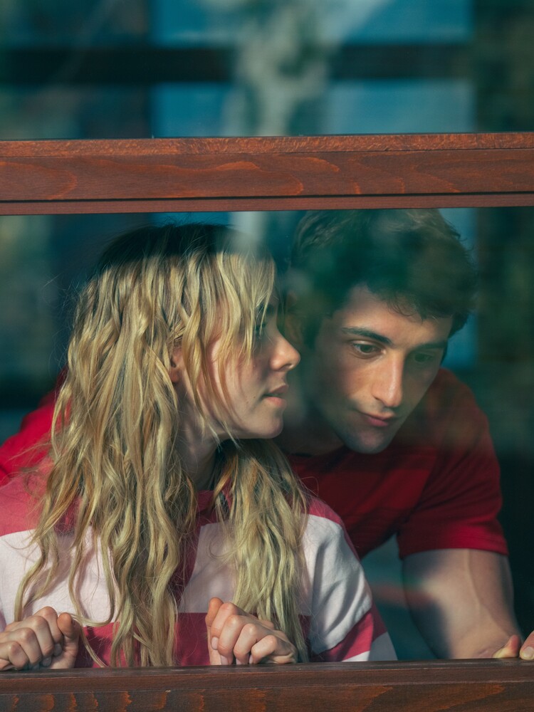 lara Galle as Amaia Olaberria, Agustin Della Corte as Roque Pérez