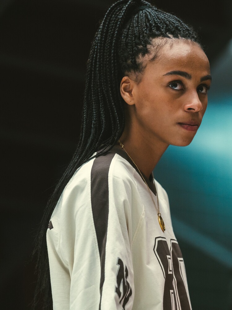 Nira Osahia as Zoe Moral