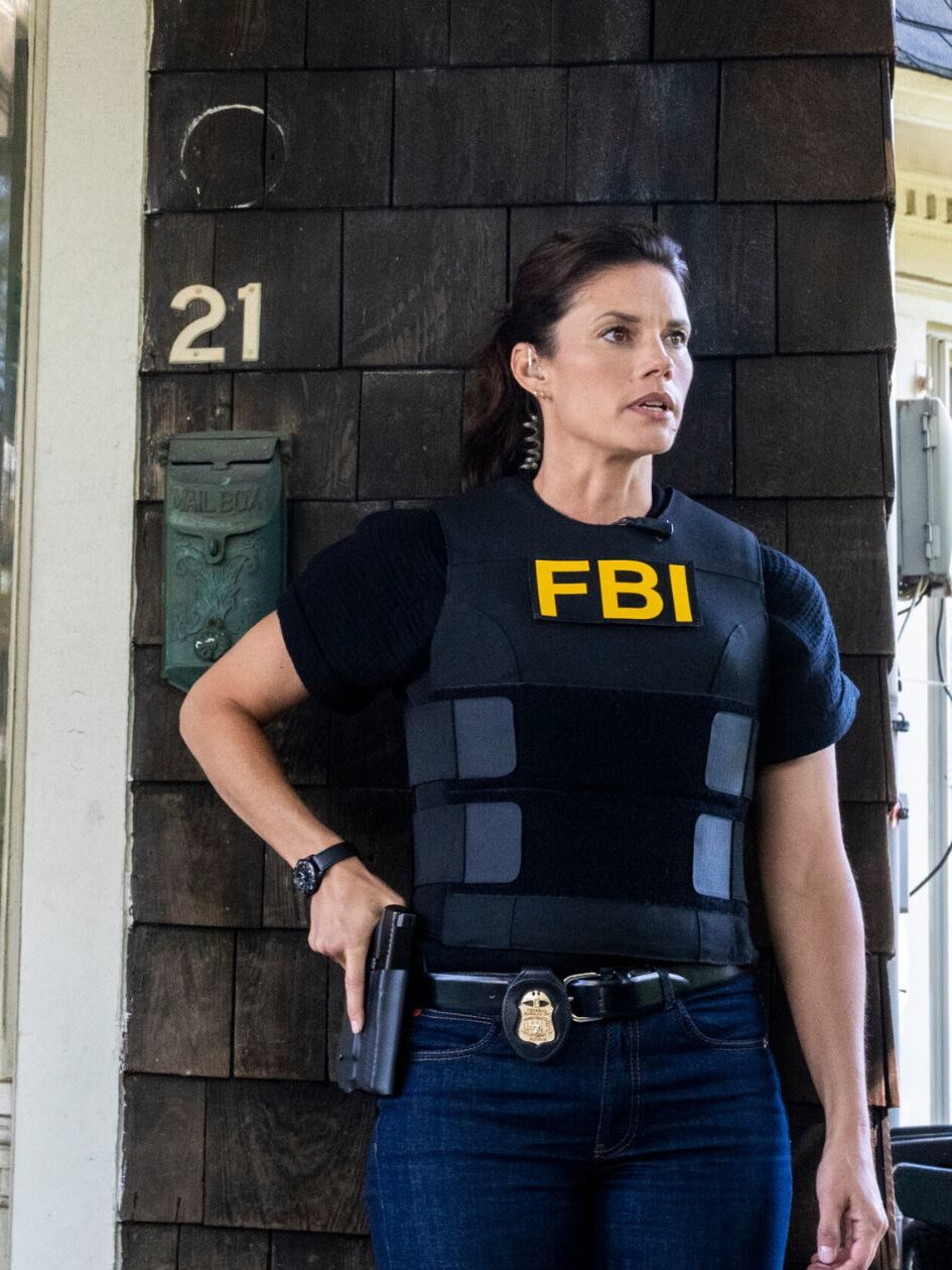 OA tries to get into a house while Maggie stands outside it facing the other way on FBI Season 8 Episode 1